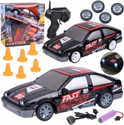 RC-Driftauto mit Kegeln und Ersatzrädern 1:24