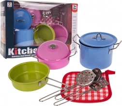 Bunte Metalltöpfe und Küchenutensilien