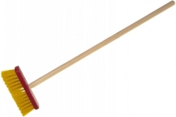 Teddies roter Kinderbesen mit Holzstiel