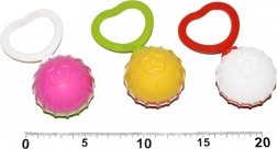 Rassel in Kugelform mit Herzmotiv