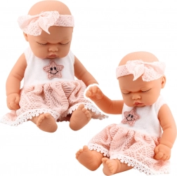 Schlafende Babypuppe in rosa Kleid mit Spitze und Sternstirnband