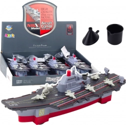 Militärschiff mit Antrieb und Wassereffekten