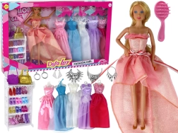 Puppe mit langen blonden Haaren und Zubehör