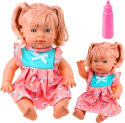 Puppenbaby in buntem Kleid mit Fläschchen und Geräuschen