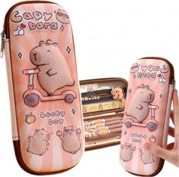 Handliche Schulpennal Kapybara auf Roller 23cm