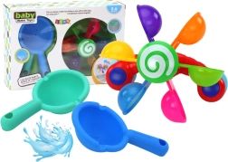 Drehspielzeug für das Badezimmer mit bunten Schüsseln und zwei Löffeln