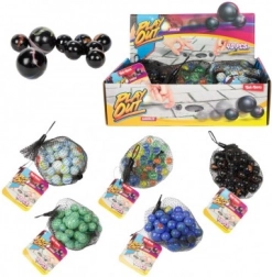 Satz aus 40 bunten Glasmurmeln im Netz