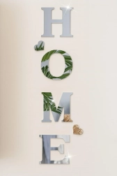 Spiegelnde Wandaufkleber HOME – silberne 3D-Acrylbuchstaben mit Herzchen