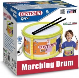 Marschierender Trommel mit Schlägeln und Gurt