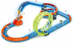 Rennbahn mit leuchtendem Auto und USB-Aufladung