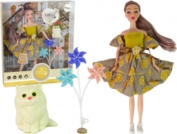 Stoffpuppe Emily mit Windrädern und Kätzchen