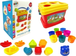 Bildungseimer mit Bechern, Pyramide und Booten