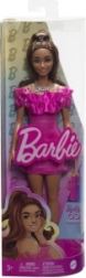 Barbie-Model in rosa Rüschenkleid