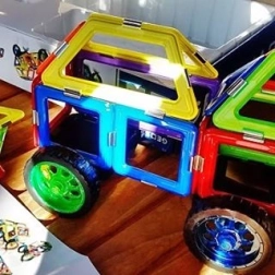 GeoSmart Weltraum-Lkw – Magnetbausatz mit 42 Teilen