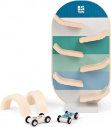 Holz-Autorennbahn mit kleinen Autos und Bögen