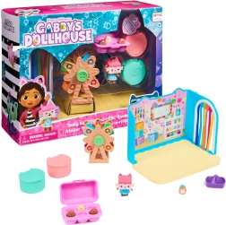 GABBY’S DOLLHOUSE Kreativzimmer mit Karussell und Figur Tekturzątko
