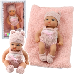 Stoffpuppe Baby mit Stück Decke, rosa‑weißes Outfit, Mützchen, 18 cm