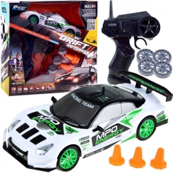 RC-Driftauto 1:24 mit Fernsteuerung und Pylonen