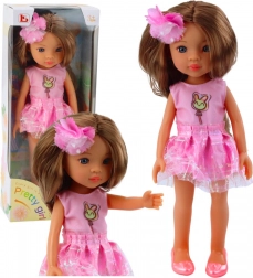 Puppe in rosa Kleidern mit langen braunen Haaren und Blumenspange