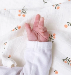 Mullwindeln mit Blumenmotiv A Little Lovely Company