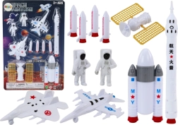 Set aus Kosmonautenfiguren und Raketen