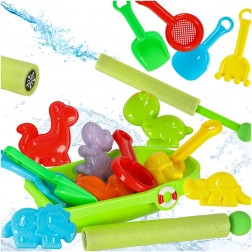 Kinderboot mit Sandspielzeug und Wasserpistole