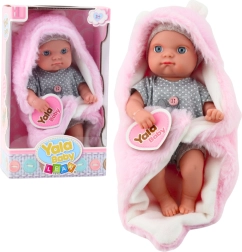 Stoffpuppe Baby im grauen Pyjama mit rosafarbener Decke mit Hasenohren 23 cm