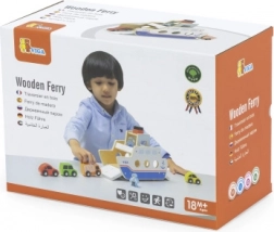 Holzfährschiff mit Autos und Besatzung