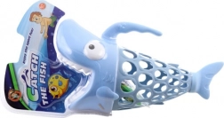 Fische fangen im Wasser – Hai und Fischchen