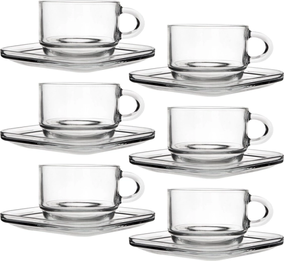 Modernes Klarglas, das das Getränk hervorhebt