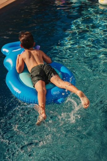 Bequemes Liegen und Spaß auf dem Wasser