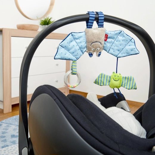 Praktisches Aufhängen am Kinderwagen, an der Babyschale und am Babybett