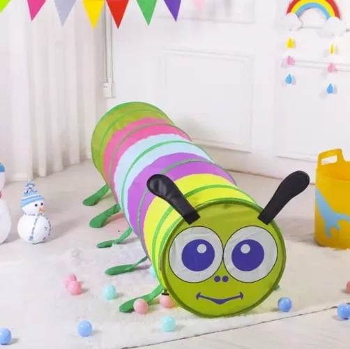 Verspieltes Raupen-Design, das Kinder ins Spiel zieht
