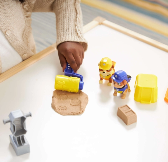 Werkzeuge und Walze mit Pfotenspuren