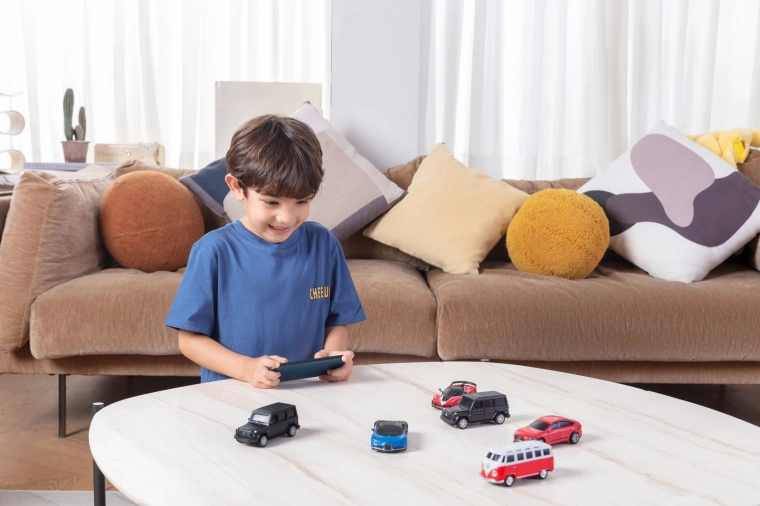 Steuerung über Bluetooth 5.0 und 2,4 GHz