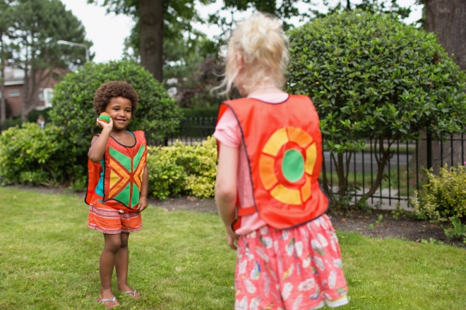 Outdoor-Fangspiel mit Klettwesten