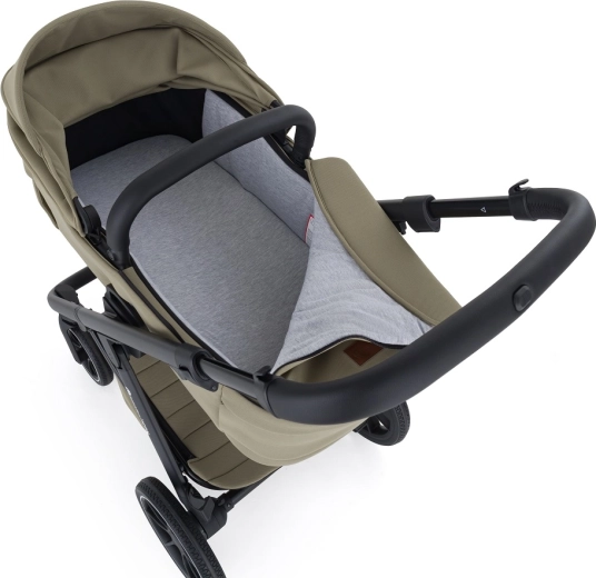 Umdrehbarer Sportsitz und magnetischer 5-Punkt-Gurt