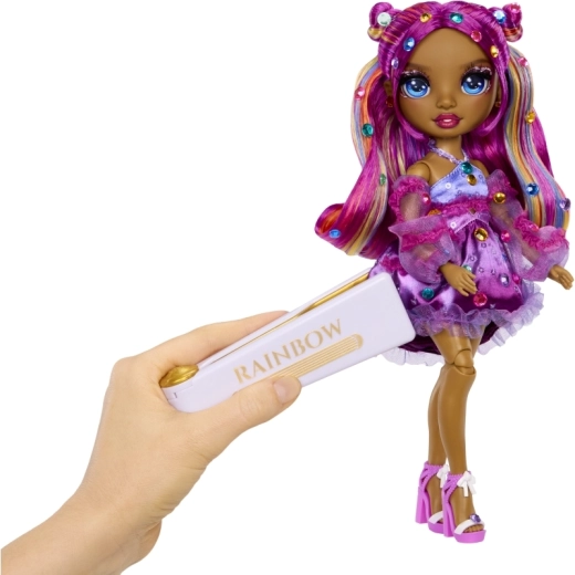 Haare und Outfit mit Regenbogenkristallen verzieren