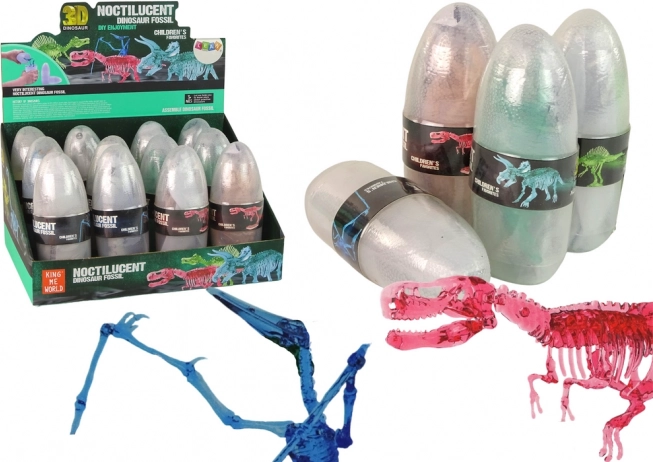öffnendes Dinosaurier-Ei mit kristallinen Figuren