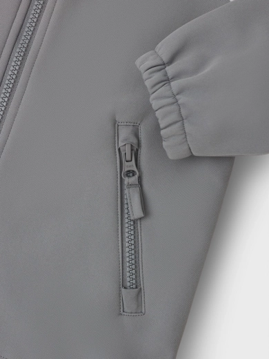 Robuster Softshell mit Fokus auf Details