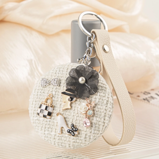 Taschenspiegel Fashion-Ikone aus cremefarbenem Tweed mit Anhängern