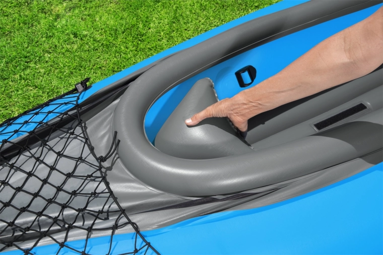 Bequemer Cockpitbereich und praktische Stau‑Netze