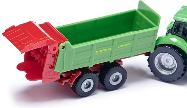 Öffnende Heckklappe des Streuers