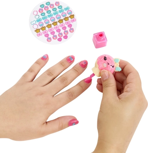 Nägel lackieren und verzieren mit niedlichen Stickern