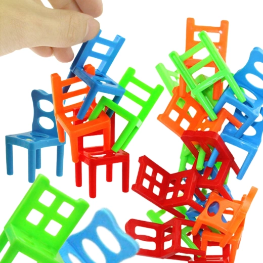 Spannendes Stapeln eines Stuhlturms
