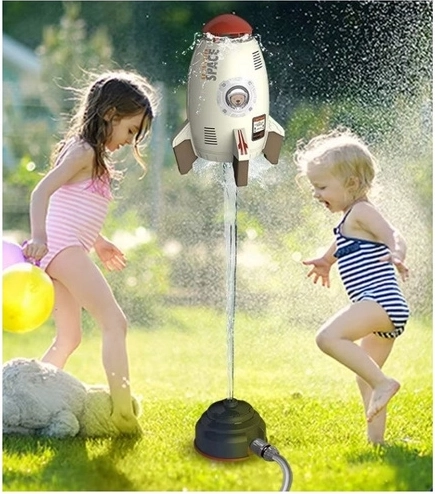 Rotierende Rakete, die Wasser in alle Richtungen spritzt
