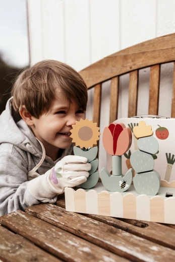 Gartenspiel mit pastellfarbenem Holzdesign