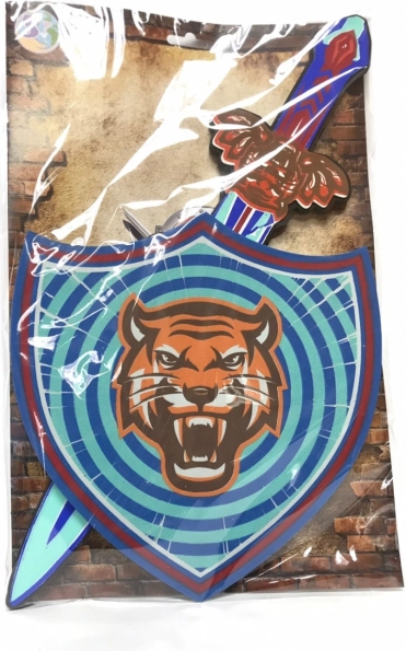 Schaumschwert und Schild mit Tigermotiv