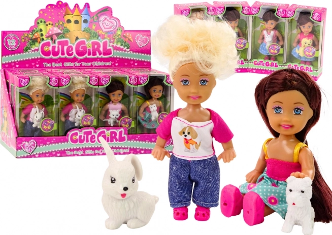 Mini-Puppe mit langen Haaren und Tierchen im bunten Outfit