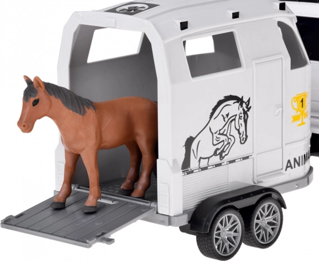 Öffnende Rampe und Pferdetransport